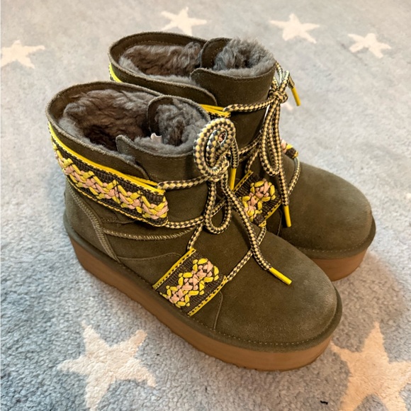 UGG CLASSIC MINI II BRAID PLATFORM - Green/Yellow - Size 7 (women) - Picture 2 of 5